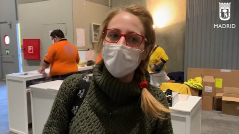 Aplausos de sanitarios a paciente dada de alta en Ifema