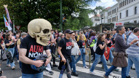 30 de junio de 2024. Decenas de personas en una nueva protesta contra la empresa de celulosa Altri, en la sede de la Xunta de Galicia este domingo.