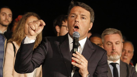 Renzi se dirige a sus seguidores tras ganar las primarias del Partido Demócrata./EFE