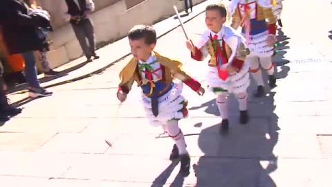 Los peliqueiros se adueñan de la localidad de Laza durante el carnaval