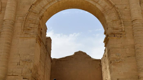 Los terroristas destruyen parte de los monumentos de Hatra, pero no las fortificaciones. EFE/EPA/OMAR ALHAYALI