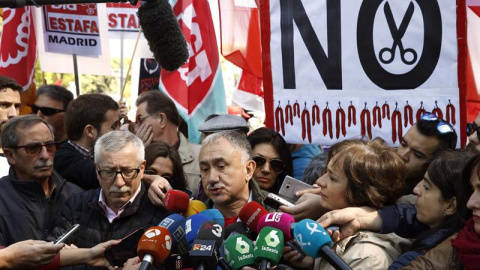 Los secretarios generales de UGT y CCOO Pepe Álvarez (hablando) e Ignacio Fernández Toxo, respectivamente, en declaraciones a los medios al inicio de la manifestación por el Primero de Mayo. /EFE