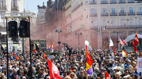 Ambiente de la madrileña Puerta del Sol al término de la manifestación del Primero de Mayo. EFE/J.P. Gandul