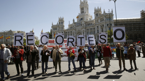 Varias personas componen con sus pancartas la frase "RECORTES 0" durante la manifestación convocada por UGT y CCOO con motivo del Primero de Mayo. EFE/Paco Campos