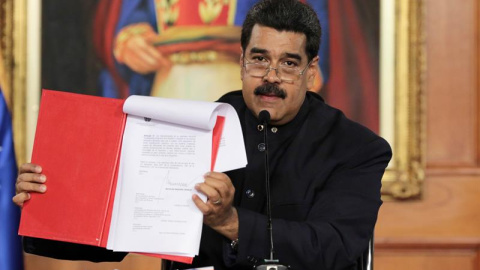 Fotografía cedida por la oficina prensa del Palacio de Miraflores, del presidente de Venezuela, Nicolás Maduro, muestra el documento del decreto que da vía a un proceso constituyente. /EFE