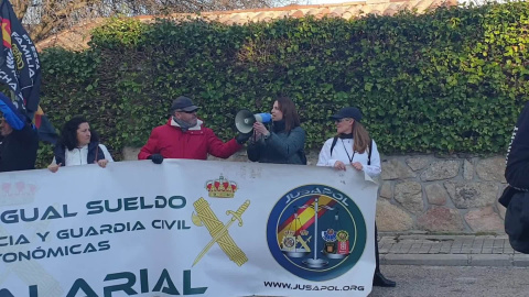 Jusapol reivindica "igualdad" frente a la casa de Montero e Iglesias