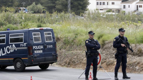 Dos policías durante una operación antiyihadista en Teulada (Comunitat Valenciana). /EFE