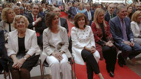 Cristina Cifuentes junto a Soraya Sáenz de Santamaría, Íñigo Méndez de Vigo, Manuela Carmena y Paloma Adrados. /EFE