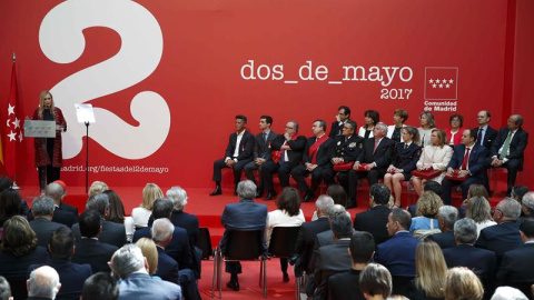 La presidenta regional Cristina Cifuentes (i) durante su intervención en el acto de entrega de las Medallas de la Comunidad de Madrid y Condecoraciones de la Orden del 2 de Mayo. /EFE