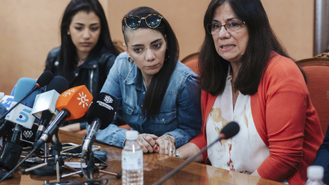 Jimena Rico, la joven retenida en Estambul, junto a su madre y su pareja, Shaza Ismail. EFE/Carlos Díaz