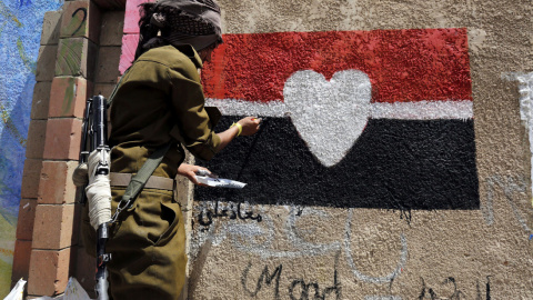 Un soldado pinta un grafiti para protestar contra el conflicto en Saná, Yemen. EFE/Yahya Arhab