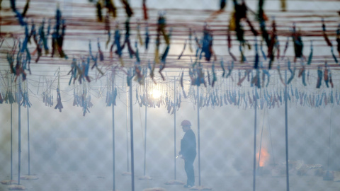 Un maestro pirotécnico controla el disparo de la mascletá que ha tenido lugar hoy a mediodía en la plaza del Ayuntamiento de Valencia. EFE/Kai Försterling