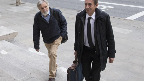 El exconsejero delegado de Adigsa Josep Antoni Fontdevila, junto a su abogado, a su llegada a la Audiencia de Barcelona donde se celebra el juicio por el presunto pago de comisiones en la empresa de vivienda de la Generalitat. EFE/Marta Pér