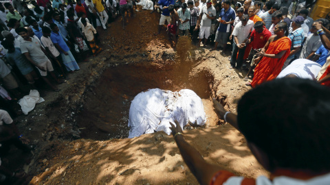 Aldeanos locales se preparan para enterrar el cuerpo del elefante Hemantha durante una ceremonia religiosa en un templo budista en Colombo, Sri Lanka. REUTERS/Dinuka Liyanawatte