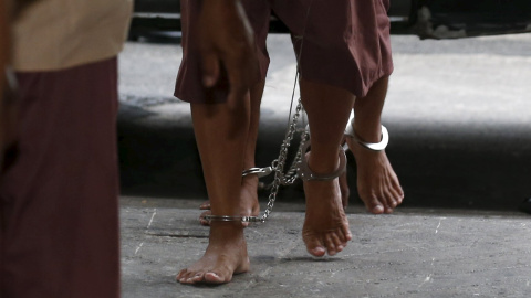 Las piernas con grilletes de sospechosos por trafico de personas, en su llegada a su juicio en el tribunal penal de Bangkok, Tailandia. REUTERS/Chaiwat Subprasom