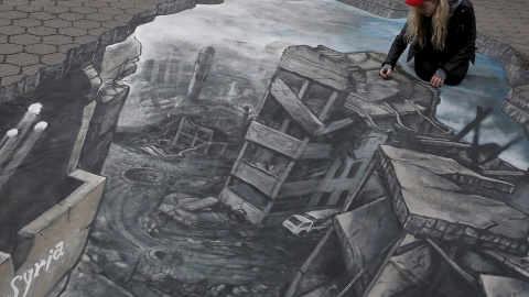 La artista Freya Clark trabaja en una obra en 3D que representa la destrucción en Siria, en una calle en Nueva York. REUTERS/Brendan McDermid