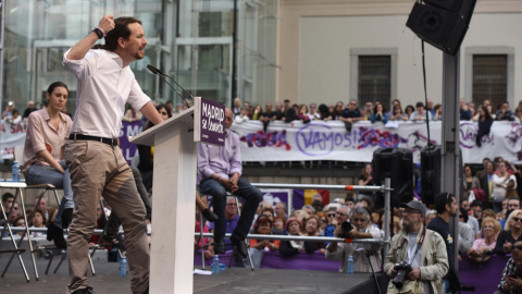 El secretario general de Podemos Pablo Iglesias, durante su intervención en el acto "Madrid se levanta", con motivo de la celebración del 2 de mayo, en la plaza del Museo Reina Sofía, en Madrid. EFE/FERNANDO VILLAR