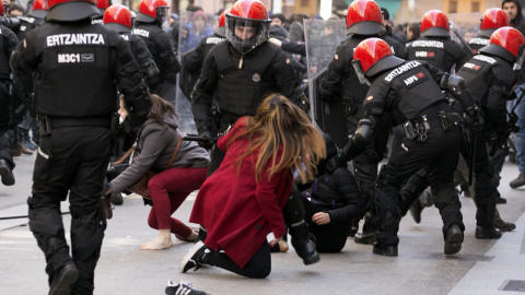 Ocho jóvenes han sido detenidos en Vitoria durante una huelga convocada hoy por el sindicato estudiantil Ikasle Abertzaleak contra la Lomce, durante la que se han producido graves incidentes, con destrozos en el mobiliario urbano, ataques a