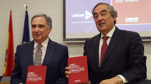 El presidente de CEOE, Juan Rosell (d), y el presidente de la Comisión de Formación de CEOE, José Antonio Sarría (i), presentan el Libro Blanco sobre el sistema de formación en el trabajo./EFE