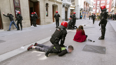 Ocho jóvenes han sido detenidos en Vitoria durante una huelga convocada hoy por el sindicato estudiantil Ikasle Abertzaleak contra la Lomce, durante la que se han producido graves incidentes, con destrozos en el mobiliario urbano, ataques a