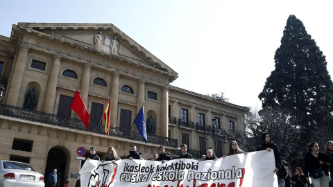 Cientos de estudiantes avanzan por la avenida del Ejercito de Pamplona durante la manifestación convocada hoy por Ikasle Abertzaleak contra las tasas y el modelo 3 para las universidades. EFE/Jesús Diges