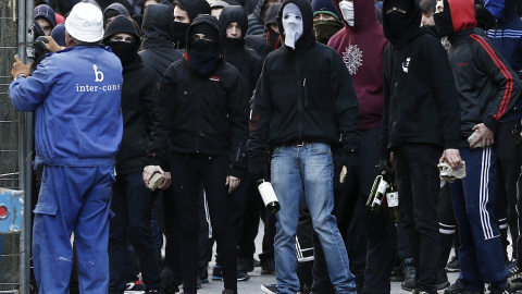 Un grupo de jóvenes durante una manifestación de estudiantes que se ha celebrado en Pamplona en el marco de una jornada de protestas convocada por la organización Ikasle Abertzaleak donde al menos cuatro jóvenes han sido detenidos al produc