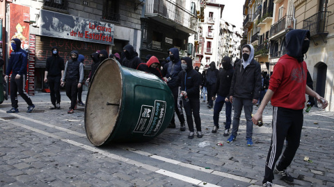 Un grupo de jóvenes durante una manifestación de estudiantes que se ha celebrado en Pamplona en el marco de una jornada de protestas convocada por la organización Ikasle Abertzaleak donde al menos cuatro jóvenes han sido detenidos al produc