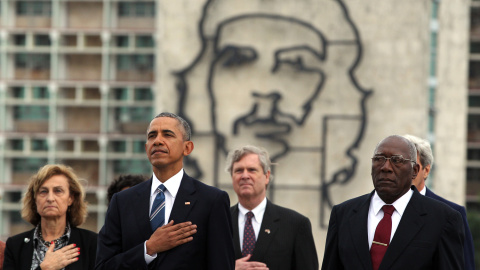 El presidente de Estados Unidos Barack Obama durante la colocación de la ofrenda floral ante el monumento del prócer cubano José Martí hoy, lunes 21 de marzo de 2016, en la Plaza de la Revolución en La Habana (Cuba). EFE/ALEJANDRO ERNESTO