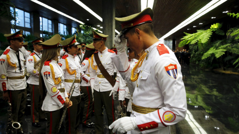 Una banda de música militar espera la llegada del presidente de EEUU, Barack Obama, al Palacio de la Revolución, en La Habana, Cuba.- REUTERS/Jonathan Ernst