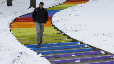 Un peatón camina por un conjunto de pasos pintados en la Universidad de Tufts después de una tormenta de nieve en el segundo día de la primavera en Medford , Massachusetts. REUTERS / Brian Snyder