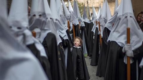 Con hora y media de retraso, por la probabilidad de lluvia, ha salido la Ilustre y Franciscana Cofradía del Santísimo Cristo de las Misericordias y Nuestra Señora de las Lágrimas en Jaén. EFE/Jose Manuel Pedrosa