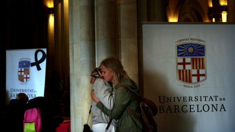 Dos estudiantes se abrazan después de firmar juntas el libro de condolencias en la sede histórica de la Universidad de Barcelona ( UB ) en memoria de las víctimas del accidente de bus, en Barcelona. EFE