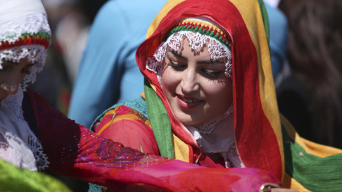 Una mujer con un vestido tradicional , baila durante una reunión para celebrar la fiesta de la primavera de Newroz en la ciudad kurda de Siria al noreste de Qamishli. REUTERS