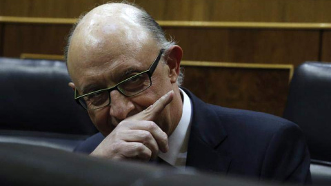 El ministro de Hacienda, Cristóbal Montoro, esta tarde en el hemiciclo antes del inicio del debate en el pleno del Congreso de las enmiendas a la totalidad del proyecto de Presupuestos Generales del Estado para 2017. | EFE