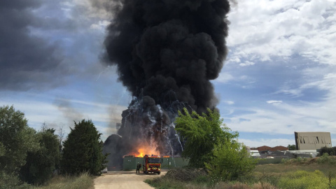 Incendio desatado en una fábrica de disolventes en Arganda del Rey. /@112CMADRID