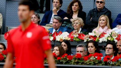 Manuela Carmena junto a Manolo Santana y Cristina Cifuentes en un partido del Mutua Open Madrid de tenis. /EFE