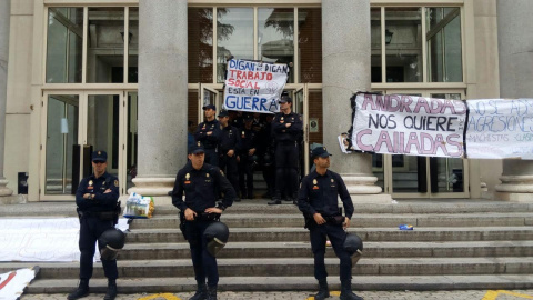 Policías en la puerta del Rectorado de la Universidad Complutense de Madrid este jueves.