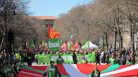 Manifestación convocada por la red Independentistak en Pamplona para conmemorar el Aberri Eguna, una cita que han secundado los partidos y otras organizaciones de la izquierda abertzale, como la coalición EH Bildu, las formaciones Sortu y E