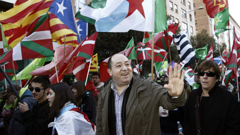 El portavoz de Sortu, Pernando Barrena, al inicio de la manifestación  en Pamplona convocada por la red Independentistak para conmemorar el Aberri Eguna. EFE/Jesús Diges