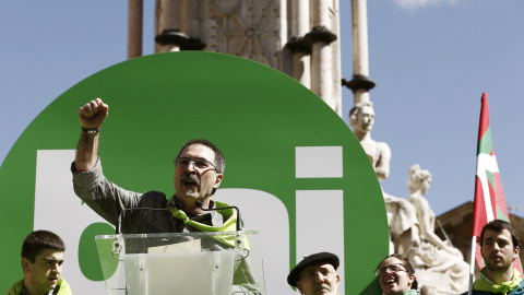 El portavoz de la Red Independentistak, Txutxi Ariznabarreta, durante su intervención al término de la manifestación convocada en Pamplona por la red Independentistak para conmemorar el Aberri Eguna. EFE/Jesús Diges