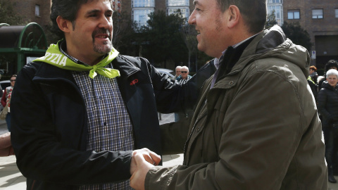 El portavoz de Sortu, Pernando Barrena (d), y el secretario general de Eusko Alkartasuna (EA), Pello Urizar (i), se saludan antes de la manifestación convocada en Pamplona por la red Independentistak para conmemorar el Aberri Eguna. EFE/Jes