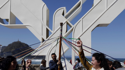 Podemos ha celebrado el Aberri Eguna (Día de la Patria vasca) con un acto simbólico ante la "Paloma de la Paz" de San Sebastián, en el que han vinculado los derechos sociales y el derecho a decidir. EFE/Javier Etxezarreta