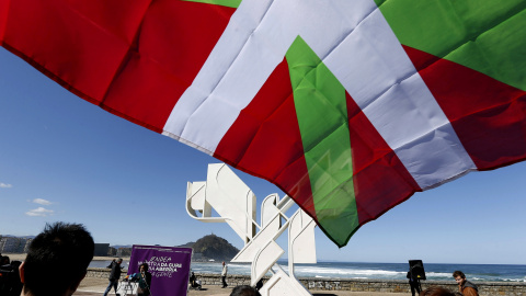 Podemos ha celebrado el Aberri Eguna (Día de la Patria vasca) con un acto simbólico ante la "Paloma de la Paz" de San Sebastián, en el que han vinculado los derechos sociales y el derecho a decidir. EFE/Javier Etxezarreta