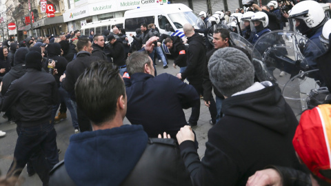 La policía carga contra los ultras que irrumpieron en la manifestación en el centro de Bruselas. EFE/OLIVIER HOSLET