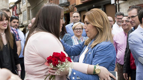 La candidata a la Secretaría General del PSOE, Susana Díaz (d), participa en un encuentro con militantes hoy en la localidad zamorana de Toro. EFE/Mariam A. Montesinos