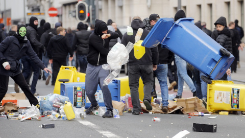 Manifestantes ultras participan en los disturbios en la zona cercana a la plaza de la Bolsa de Bruselas. EFE/OLIVIER HOSLET