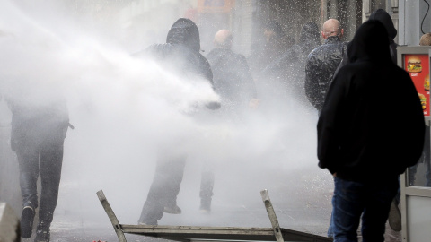 La policía belga ha tenido que intervenir en los enfrentamientos con cañones de agua. EFE/OLIVIER HOSLET