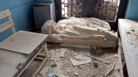 Una estatua dañada en el Museo de Historia de la ciudad siria de Palmira, tras su liberación. REUTERS/SANA