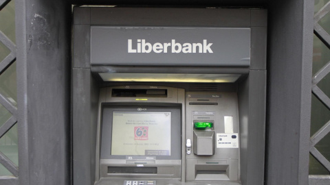 Cajero autómatico de una sucursal del banco Liberbank. E.P.