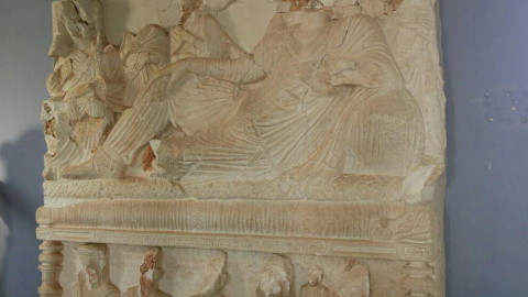 Un relieve romano dañado por los militantes del Estado Islámico, en el Museo de Historia de la ciudad siria de Palmira. REUTERS/SANA